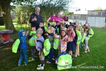 Eerstejaars van basisscholen krijgen fluorugzakhoesjes van gemeente