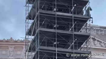 "Voglio farla finita": si arrampica sull'impalcatura a Piazza Venezia. Salvato dalla polizia