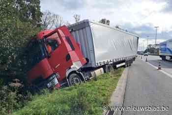 Bestuurder verliest controle over stuur en rijdt met vrachtwagen in de gracht op E40