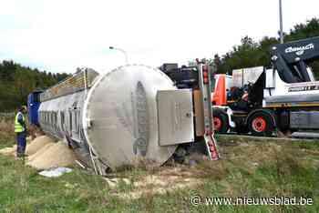 Gekantelde vrachtwagen met graan zorgt voor verkeersopstopping