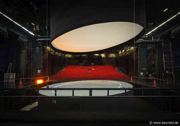 Große Oper, mehr Theater
 - Ausstellung in Frankfurt am Main