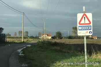 Auto uit de bocht door modderspoor op de weg