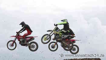 „Gigantisch“: 150 Motocross-Maschinen pflügen statt Traktoren über den Schönberger Acker