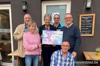 Vlaams Belang schenkt opbrengst snoepverkoop aan praatgroep Chronisch Zieken