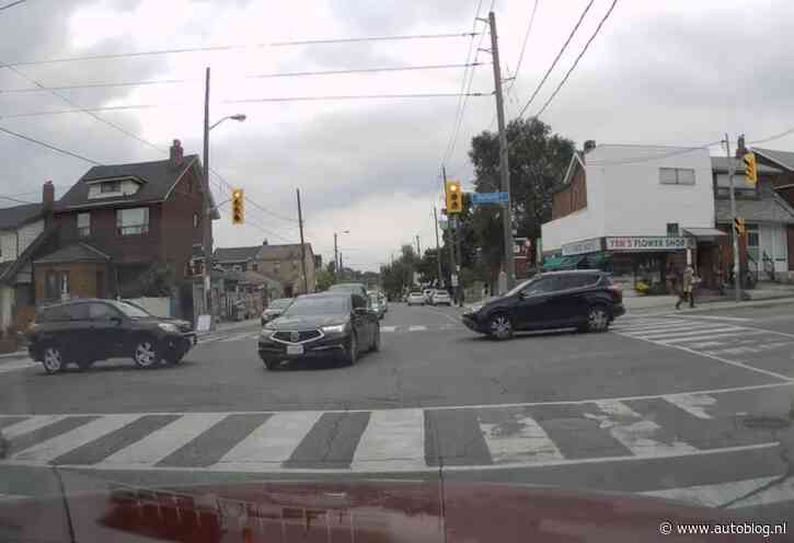 Video: alles kón fout gaan bij deze oversteek