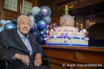 Paul Van Hoeydonck viert 99ste verjaardag met 99 blauwe ballonnen en mega ‘spacecake’