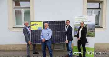 Klima- und Energieagentur Bamberg überreicht Balkonkraftwerk an Gewinner