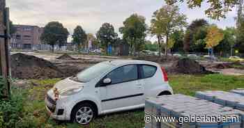 Hier moet een park komen, maar witte Peugeot staat al maanden in de weg