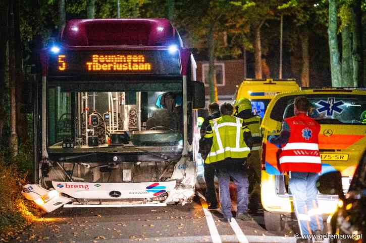 Lijnbus en personenauto botsen hard: ambulances en traumahelikopter aanwezig