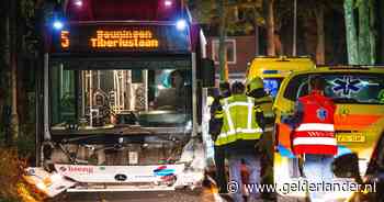 Zwaargewonde door ongeval tussen lijnbus en auto in Beuningen, traumahelikopter opgeroepen