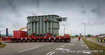 Spektakeltransport met transformator dwars over A15 op 5 november
