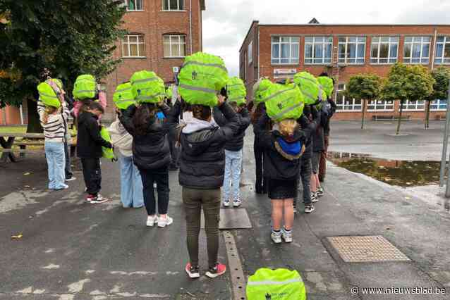 Scholieren Sint-Laurens veiliger naar school met fluo rugzakovertrek