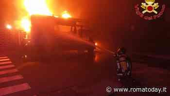 Incendio in strada: camper avvolto dalle fiamme. Estratte due bombole gpl