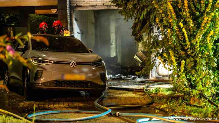 Zeewolde - Flinke schade aan woning in Zeewolde door uitslaande brand, ook elektrische auto vat vlam