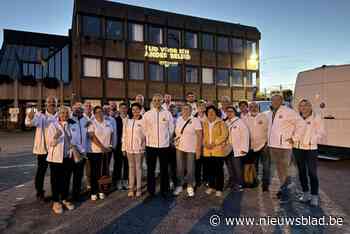 Vlaams Belang projecteert opvallende slogans op gemeentehuis: “We willen onze thema’s ook in het gemeentehuis krijgen”
