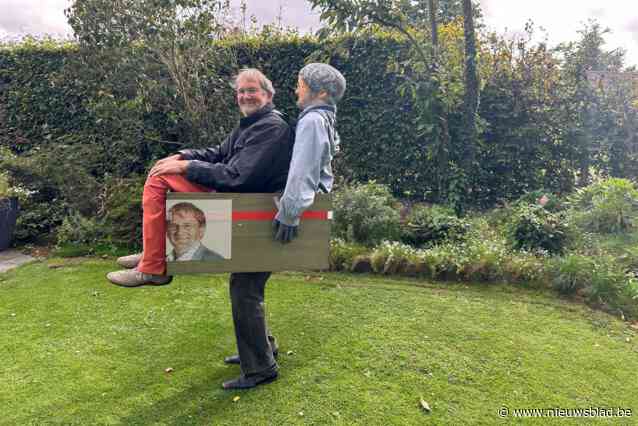 Schepen voert campagne met pop van zichzelf: “Het is een ludieke actie waarmee ik wil aantonen dat ik altijd dezelfde gebleven ben”