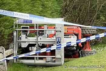 Man (35) zwaargewond nadat hoogtewerker kantelt bij renovatie van huis: “Hij zat geklemd met zijn borstkas”