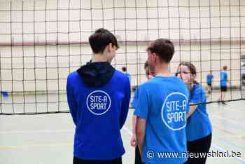 Leerlingen van middelbare school willen kansarme jongeren ondersteunen met zwemlessen