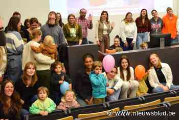 Peuters verrassen studenten met tekeningen en ballonnen: “We willen hen bedanken”