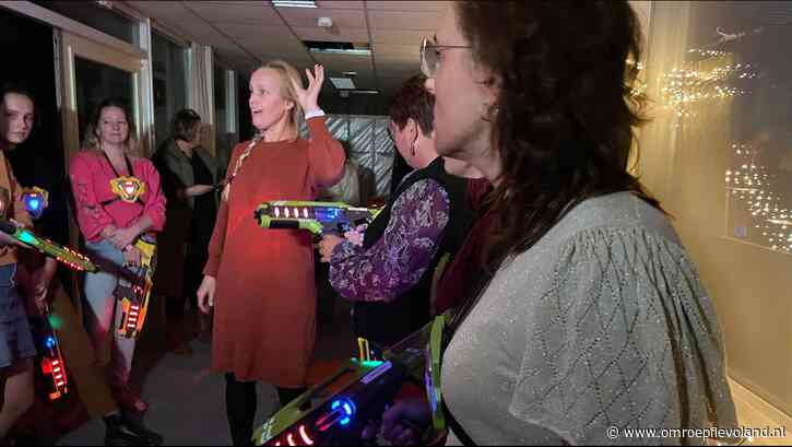 Urk - Zorgmedewerkers rennen gillend en lachend door oud pand: 'Het is een mooi afscheid'