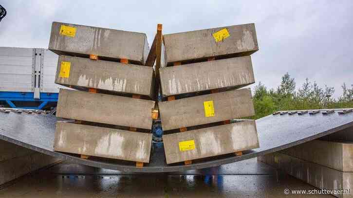 Groningen plaatst betonnen sluisdeuren in Lauwersoog