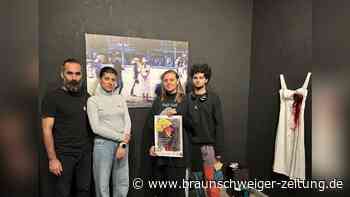 Blutiges Kleid in Braunschweig erinnert an Geiseln in Gaza
