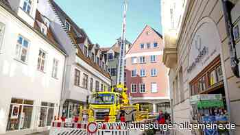 Privat-Baustelle mit Kran legt Straße in Augsburger Altstadt lahm