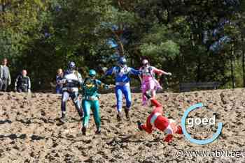 Deelnemers rennen van Zonhovense kuil tijdens Teut Trail & Walk