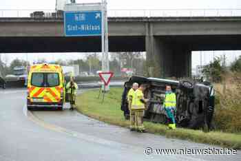Koerier gewond nadat zijn bestelwagen in bocht slipt en kantelt