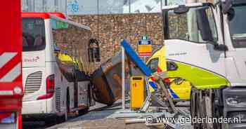 Als de chauffeur wegrijdt, blijkt hij iets cruciaals te zijn vergeten: de gevolgen voor het meisje zijn dramatisch