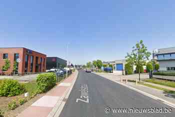 Inbrekers doorzoeken kantoorruimte van bedrijf