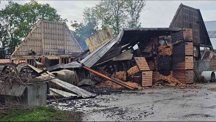 Flevoland - Nieuwsoverzicht 09/10 | Drie boerenschuren uitgebrand in Ens • Ook felle brand in Zeewolde