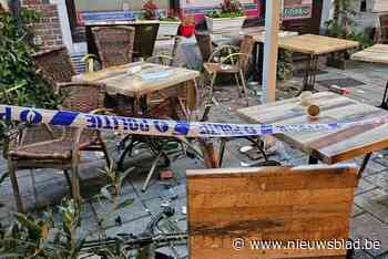“Tafels, stoelen, meubilair: alles lag tegen de grond”: veertiger die met auto inreed op terras in stadscentrum riskeert fikse straf