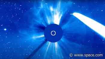 Comet Tsuchinshan-ATLAS photobombs SOHO spacecraft during powerful solar flare (video)