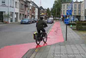 ‘Fietspad’ in drukke straat doet wenkbrauwen fronsen: “Een laag verf aanbrengen en dan verwachten dat fietsers veiliger af zijn”
