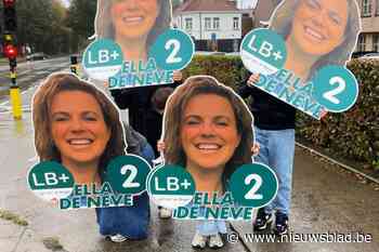 Kandidate Ella (43) valt op met dansende verkiezingspanelen aan kruispunten: “Het dansje duurt net zo lang als de tijd voor het rode licht”