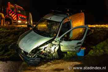 Auto en bestelbus onderaan de dijk na botsing tussen Zeewolde en Biddinghuizen