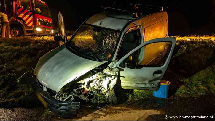 Biddinghuizen - Auto en bestelbus onderaan de dijk na frontale botsing tussen Zeewolde en Biddinghuizen