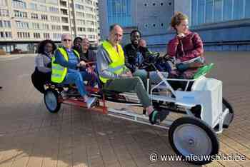 Bewoners wzc De Wand genieten van dagje aan zee
