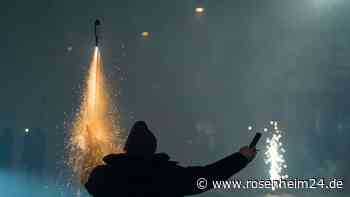 Teenager zünden Feuerwerkskörper, bewerfen und attackieren Passanten