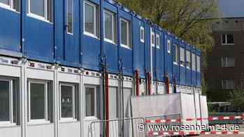 150 Wohncontainer für Flüchtlinge in Riedering werden in Wasserburg gelagert