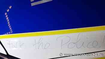 Erst Polizeiautos beschmiert, dann in Zug blank gezogen – Frau (58) in Bayern umtriebig