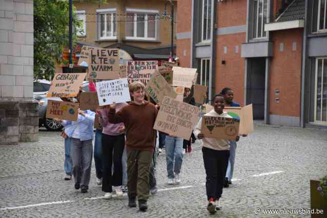 Zesdejaars ’t Konkelgoed houden klimaatprotest