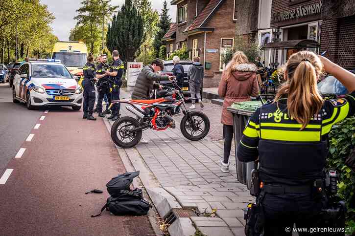 Meisje op crossbrommer lichtgewond na botsing met auto