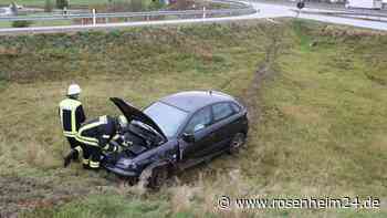 Zu schnell unterwegs? Auto rammt Verkehrsschild und landet im Graben