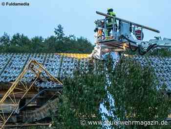 Umkippender Baukran verfehlt Menschen nur knapp