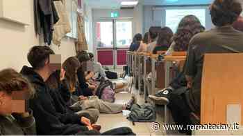 Università, scatta la protesta: "Aule sovraffollate, costretti ad abbandonare le lezioni"