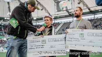 VfL Wolfsburg: Fanverband Supporters überreicht Spendenschecks