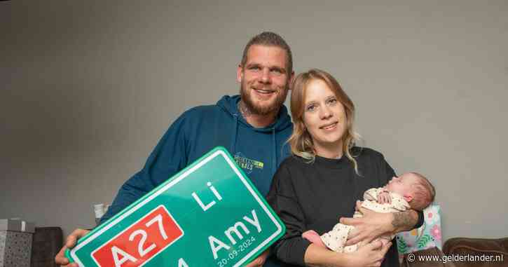 Sandra rijdt met verloskundige naar het ziekenhuis, als na één wee ineens baby Amy in haar broek ligt