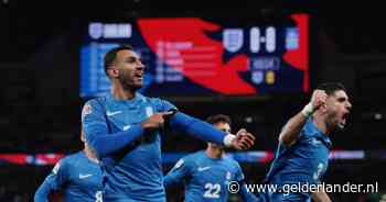 Emotioneel eerbetoon: Pavlidis draagt goals op aan overleden Baldock bij historische Griekse zege op Wembley